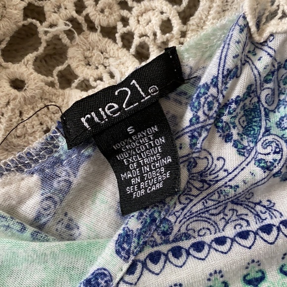 Rue 21 tank - Picture 2 of 3